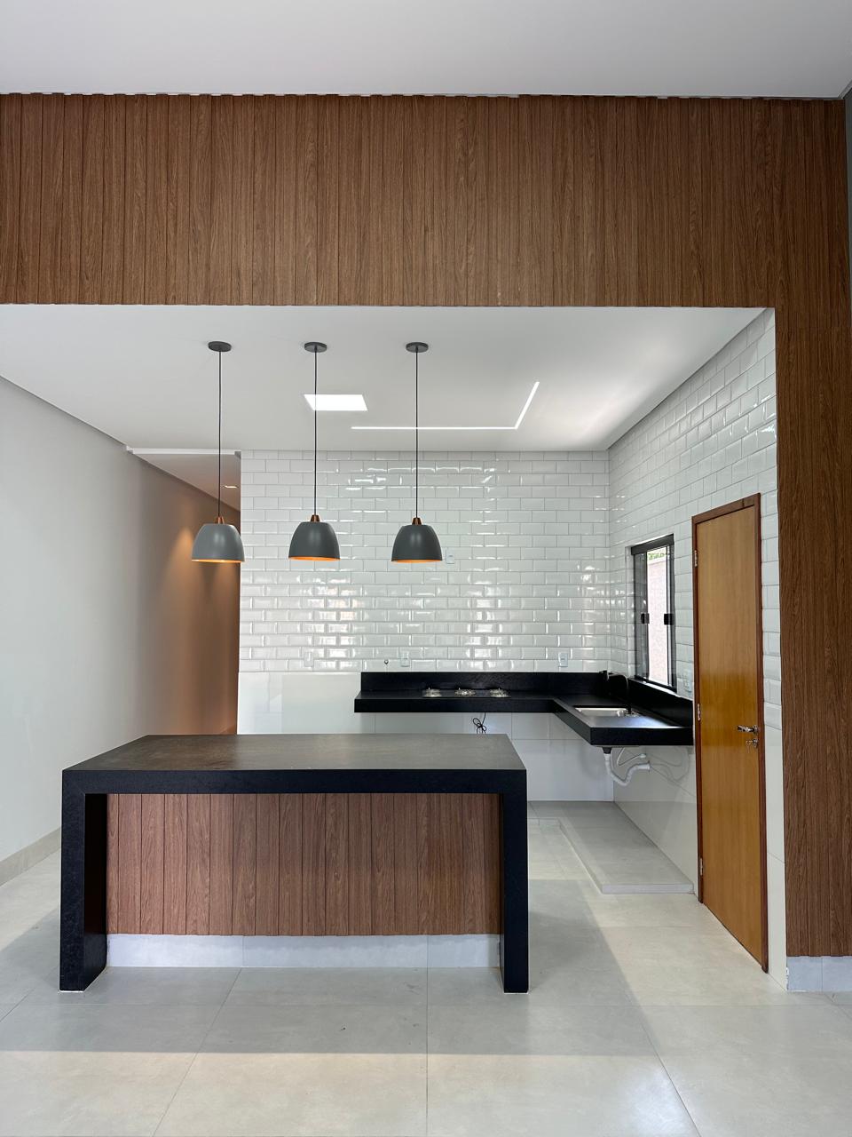 Casa moderna com pé direito alto e cozinha com ilha à venda no Parque dos Buritis – 3 quartos, sendo 1 suíte